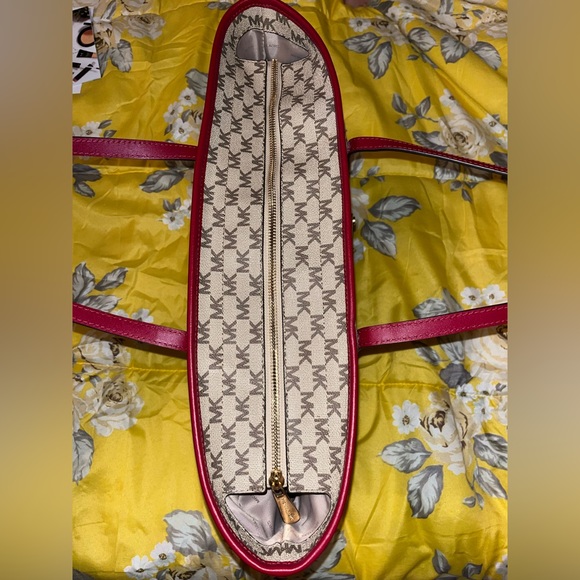 Large Michael Kors Tote Purse - Picture 6 of 15